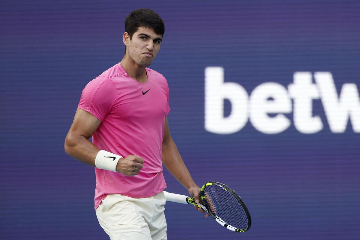 Carlos Alcaraz, durante el partido ante Dusan Lajovic en el Masters 1.000 de Miami