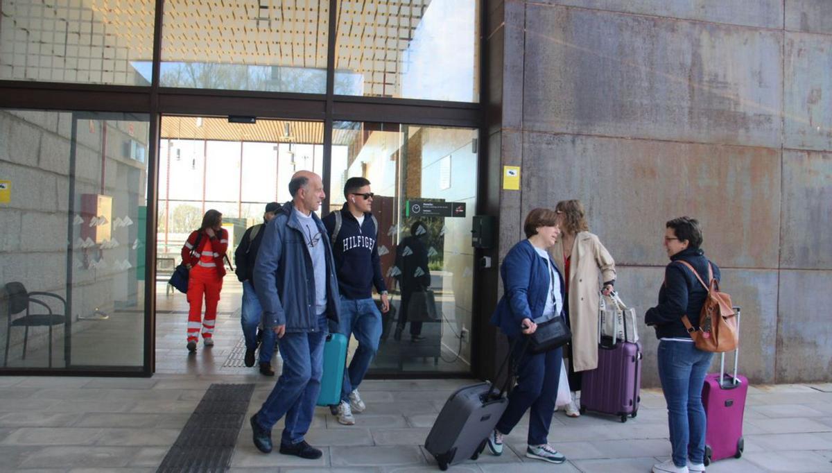 Pasajeros entran y salen de la estación situada en la localidad de Otero. | ARACELI SAAVEDRA