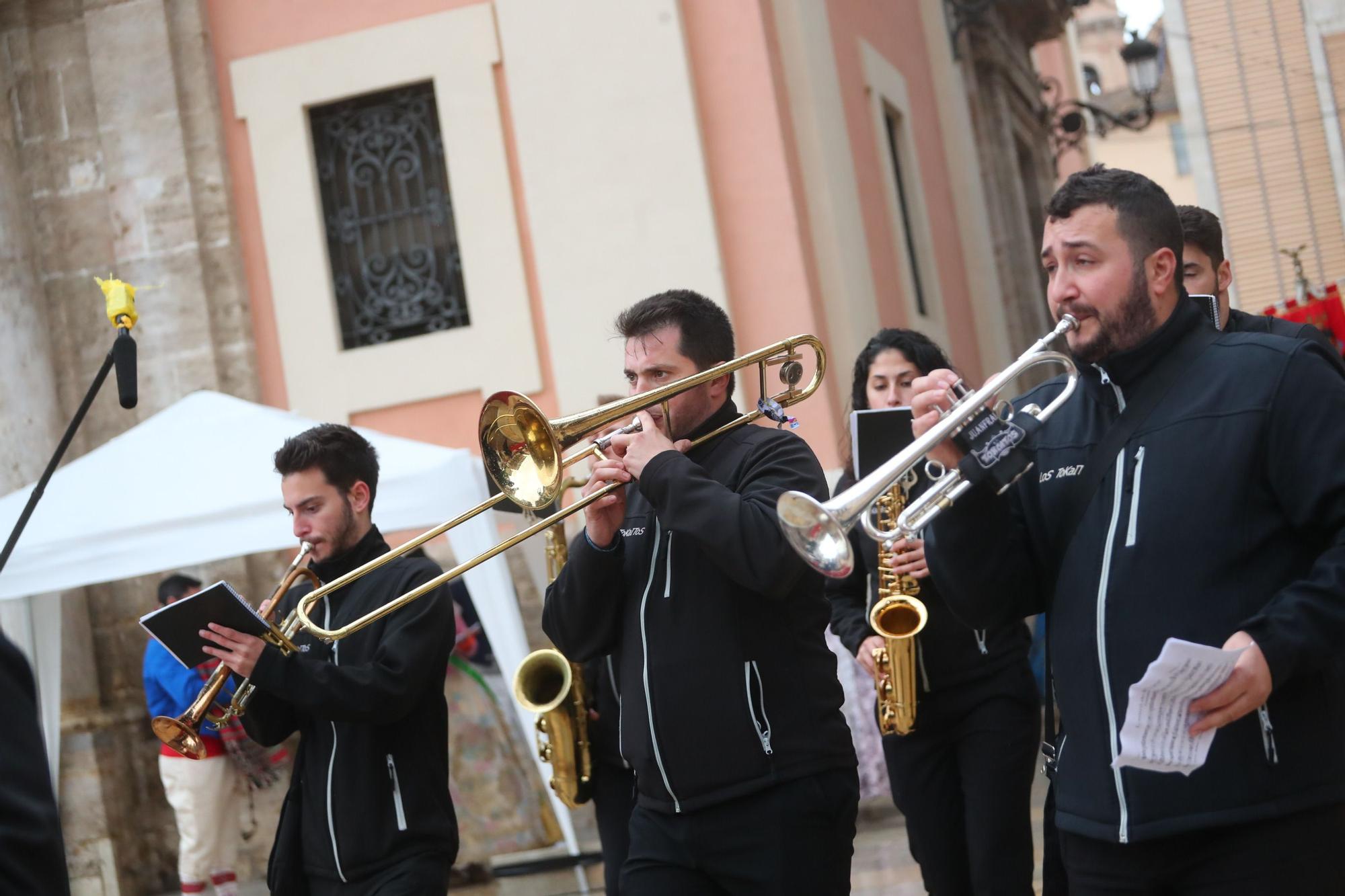 Búscate en el primer día de ofrenda por la calle de la Paz (entre las 17:00 a las 18:00 horas)