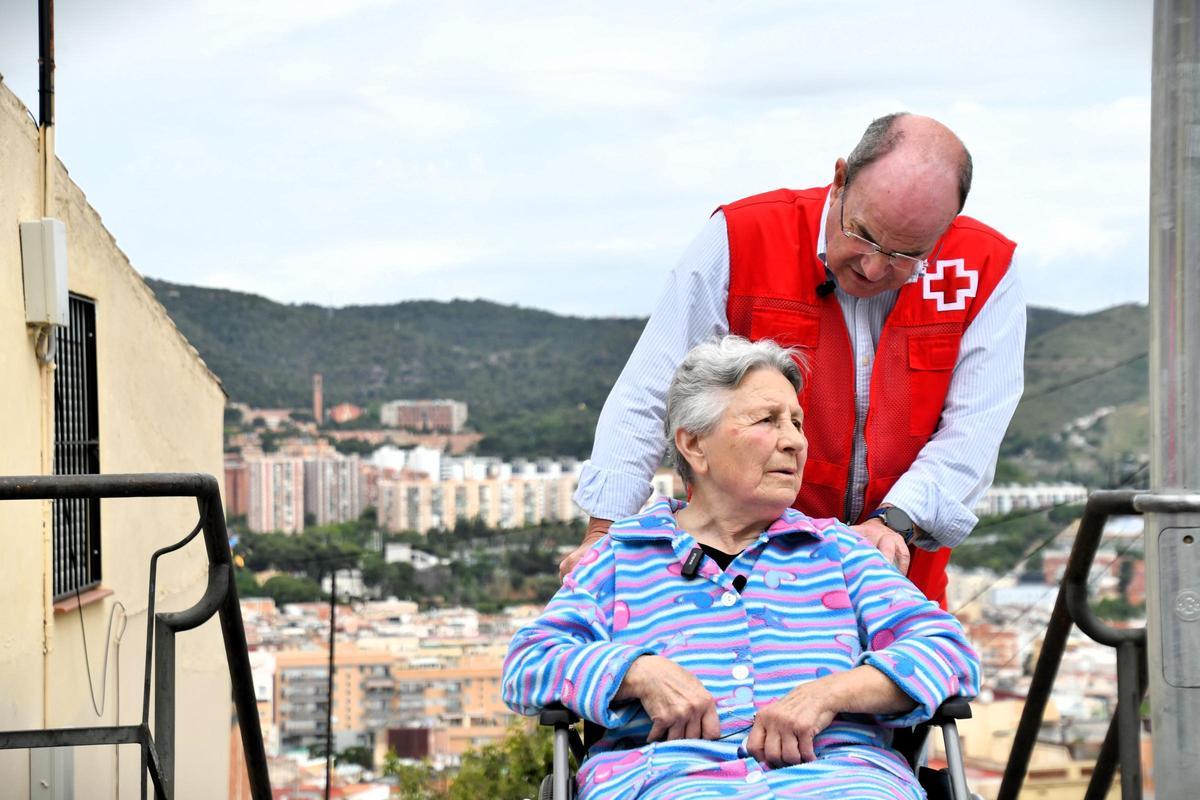 Juana, usuaria de 'Baixem al Carrer' y Manel, voluntario de la Creu Roja