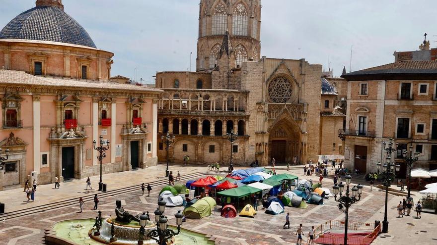Huelga de profesores: Los docentes siguen acampados en la plaza de la Virgen de València