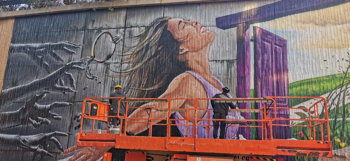 Los artistas pintando el mural inspirado en la canción de Rozalén