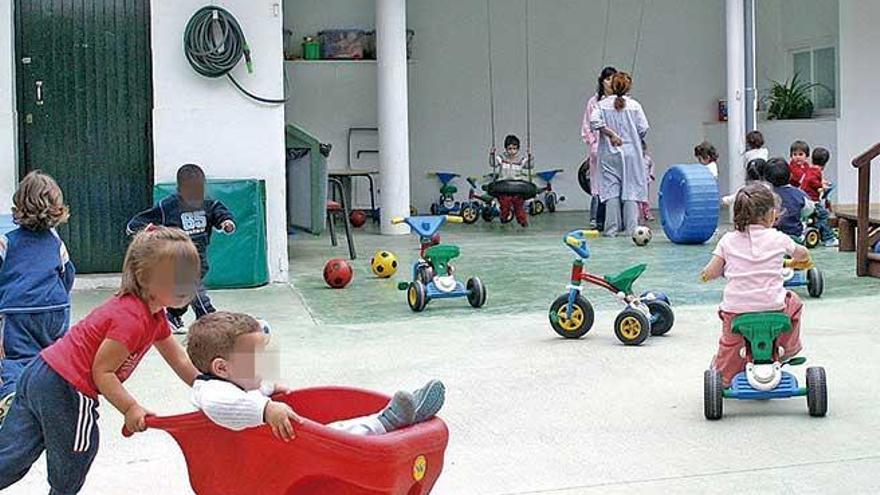 Varios niños en el interior de una escoleta municipal de Palma.