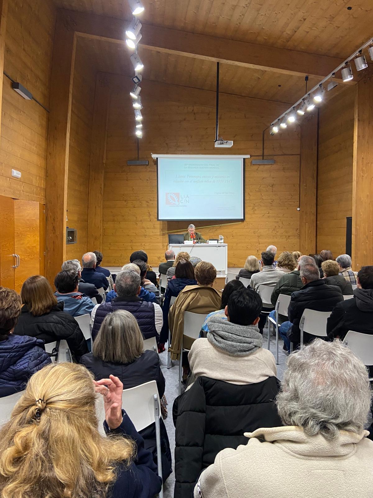 Un momento de la conferencia de Higinio del Río. Charla en Porrúa.