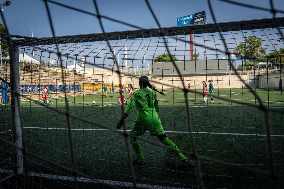Las niñas gitanas lideran el cambio del fútbol femenino en La Mina