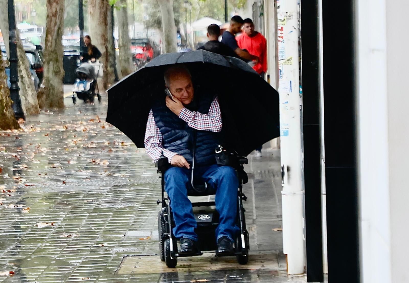 Un hombre bajo la lluvia