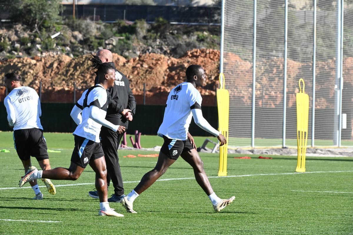 El equipo de Pablo Hernández se ejercita en la ciudad deportiva Globeenergy