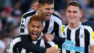 Joelinton en la celebración de su gol ante el Leicester