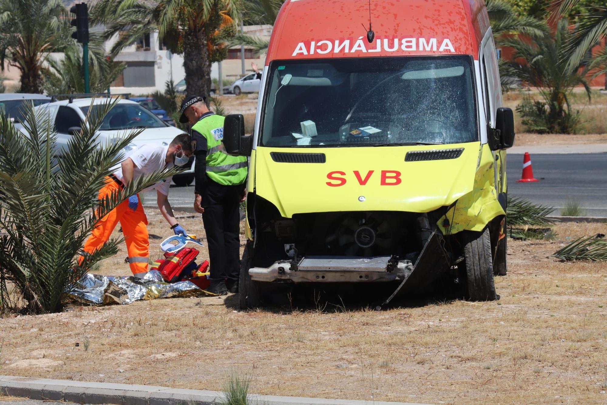 Fuerte accidente entre una ambulancia y una furgoneta en Elche