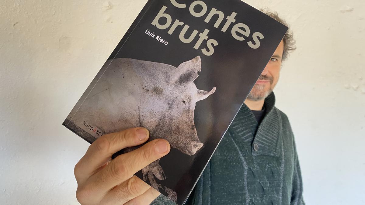 Lluís Riera amb el llibre del seu debut editat per Neopàtria