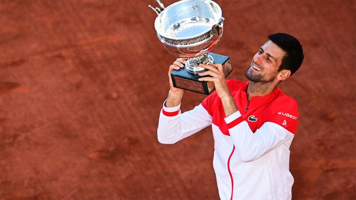 Djokovic posando con el trofeo de campeón