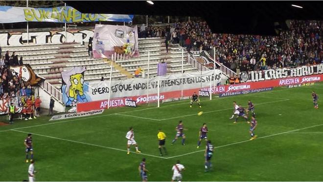 Diversidad de pancartas de todo tipo en el fútbol mundial