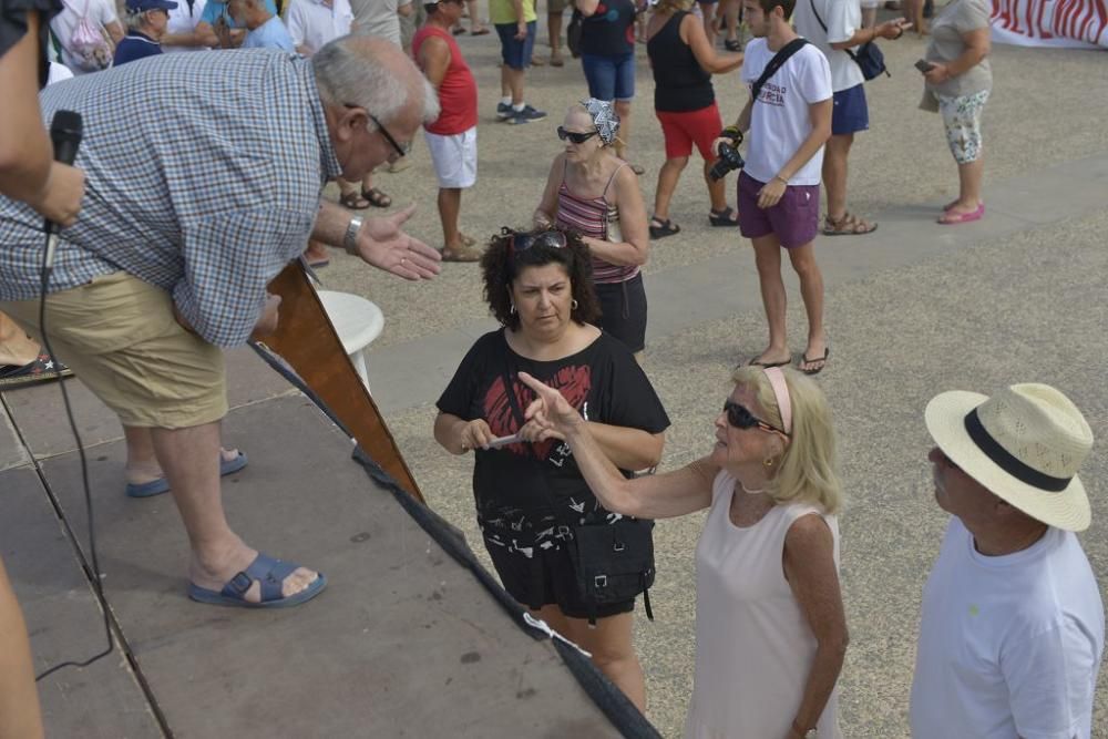 Protesta ante un Mar Menor que amanece cubierto de espuma