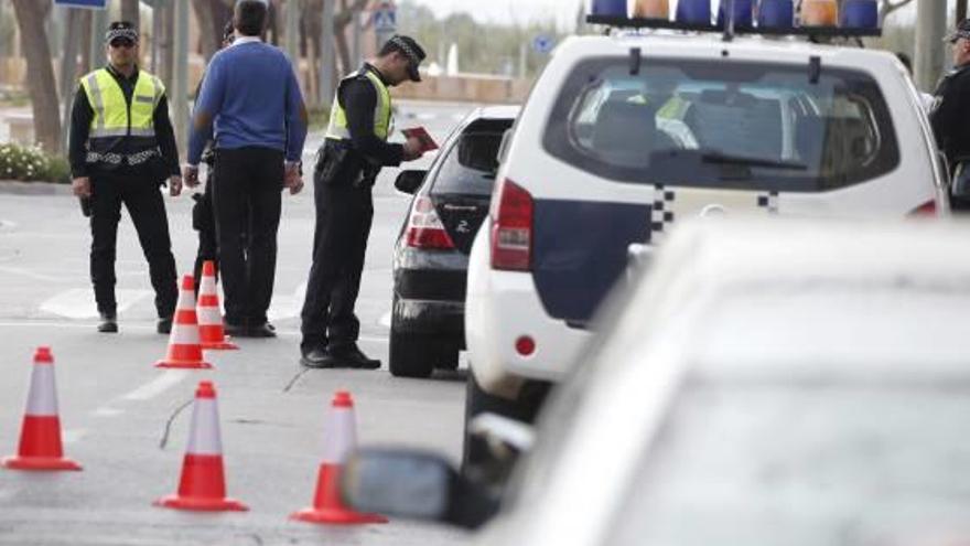 La policía registra dos positivos en media hora al probar en Alzira un test que detecta drogas