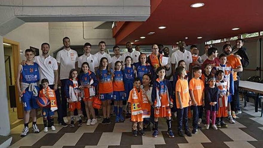 Los aficionados del Leyma posan con los jugadores del equipo en el interior del Palacio de los Deportes de Riazor en una jornada de puertas abiertas para despedir la temporada.