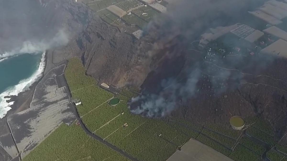 Así cayó la nueva colada del volcán de La Palma sobre las plataneras antes de llegar al mar