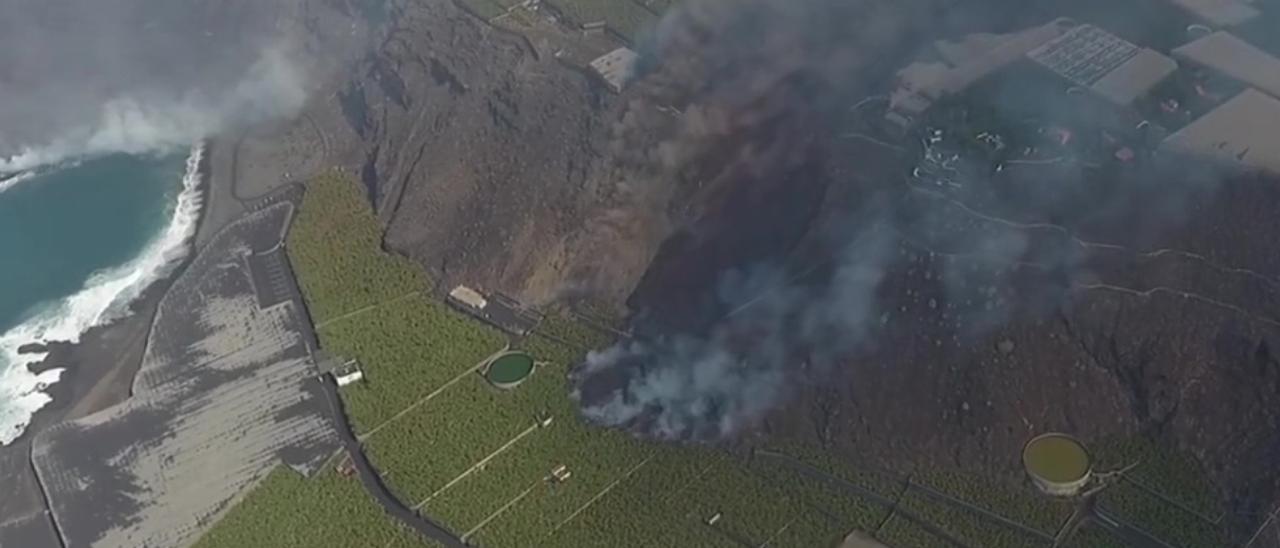 Así cayó la nueva colada del volcán de La Palma sobre las plataneras antes de llegar al mar