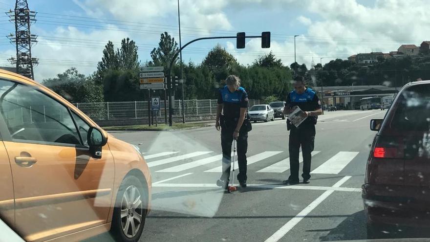 Dos heridos en un accidente en la salida de Avilés en un accidente entre una moto y dos turismos