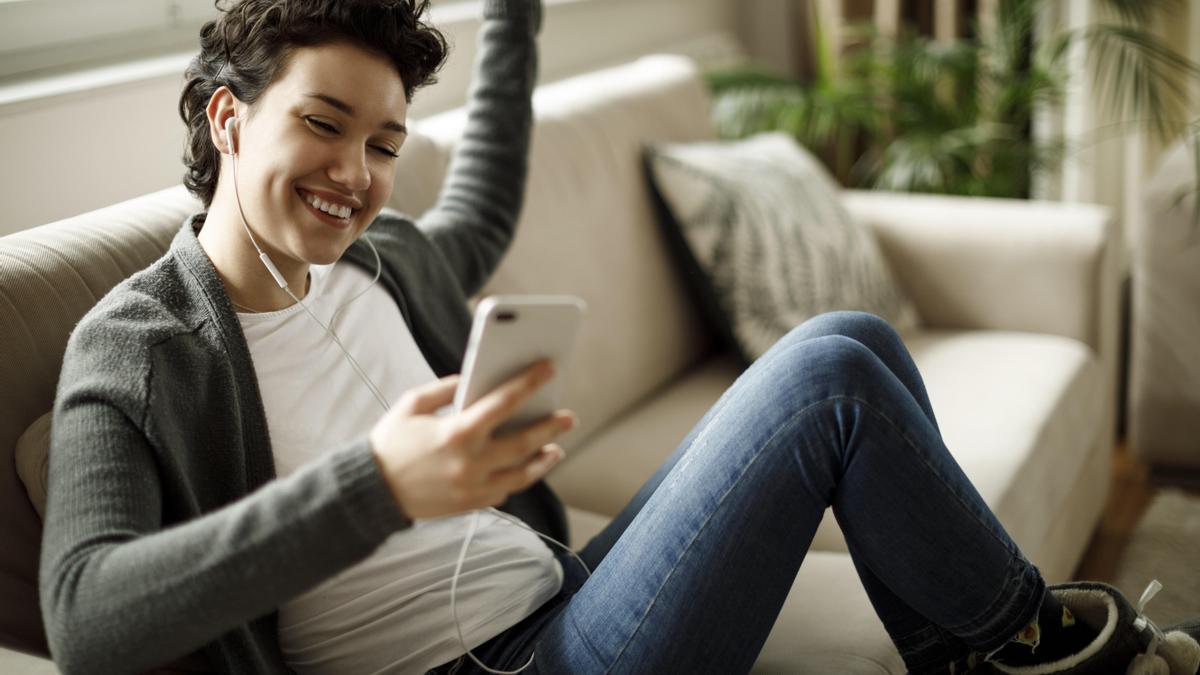 Una mujer utiliza su teléfono móvil