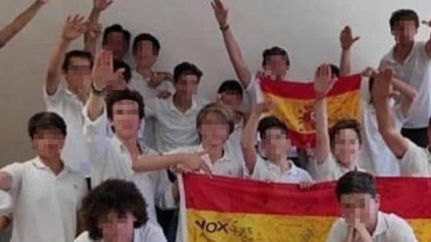 Polèmica foto d&#039;alumnes d&#039;un col·legi de l&#039;Opus fent la salutació feixista