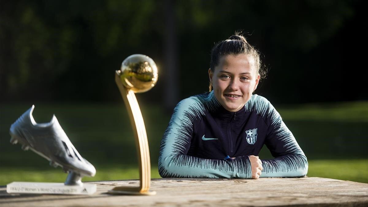 Claudia Pina posa en La Masia junto a la Bota de Plata y el Balón de Oro del mundial sub-17 femenino.