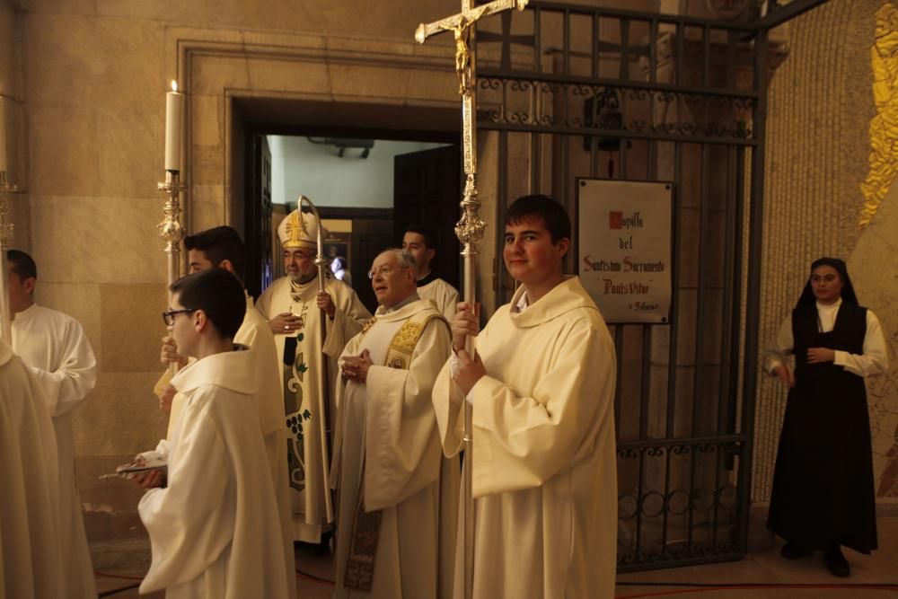 Misa del Día de Todos los Santos oficiada por el arzobispo de Oviedo