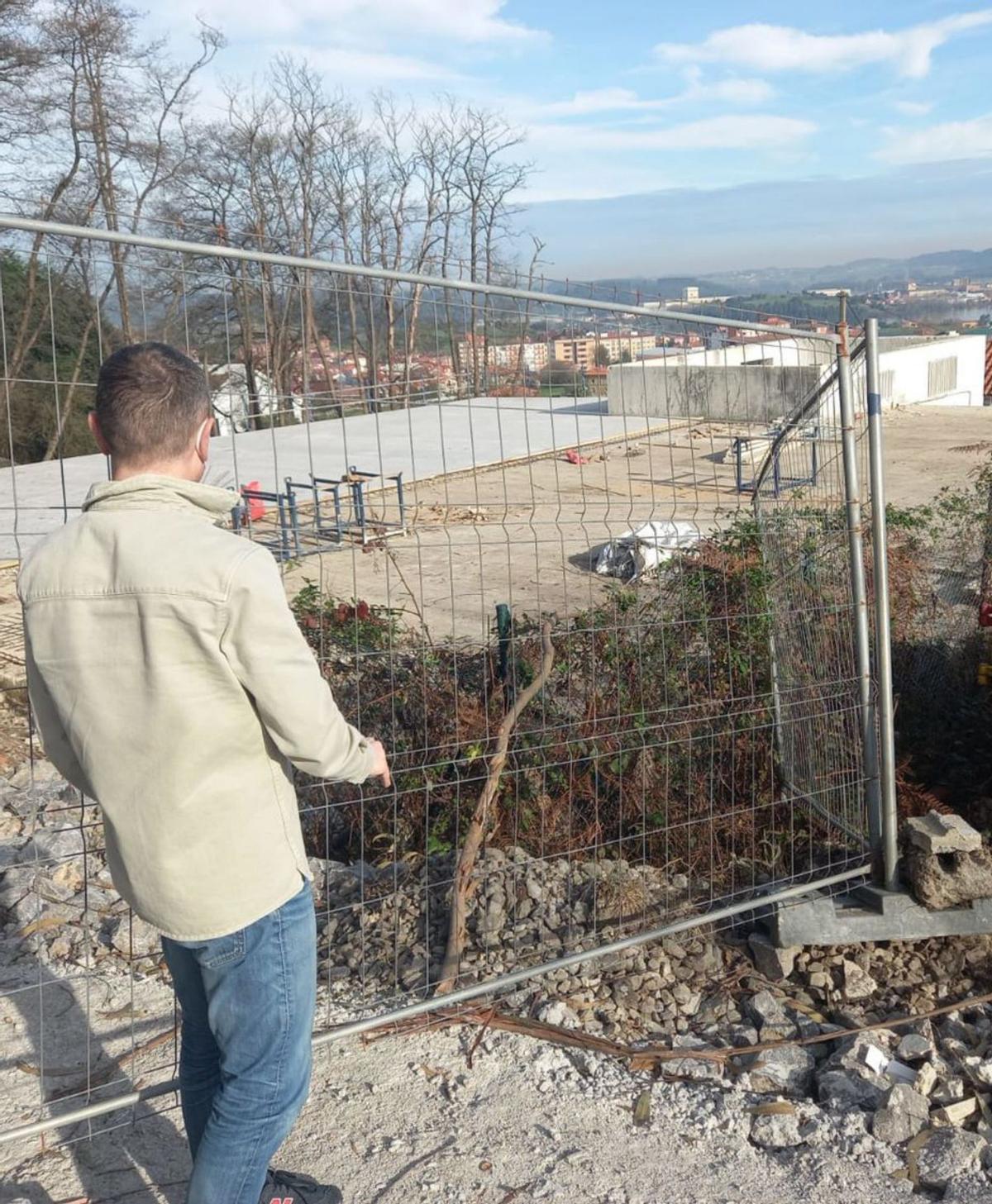 El alcalde, Iván Fernández, en las obras de renovación del depósito de La Rozona en 2022.