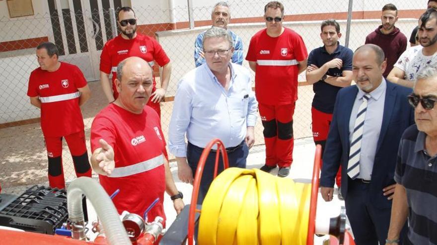 El diputado de Emergencias, Jaume Lloret, y el presidente de la agrupación, Javier Mataix, junto al alcalde Isidro Monzó