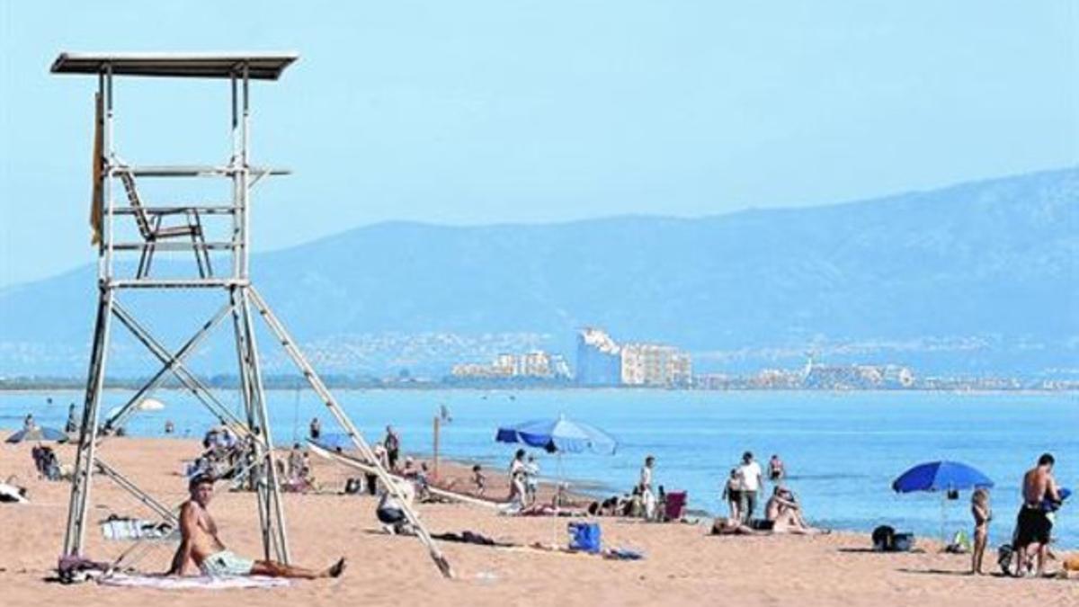 Una playa de Sant Pere Pescador con la torre de vigilancia vacía, ayer.