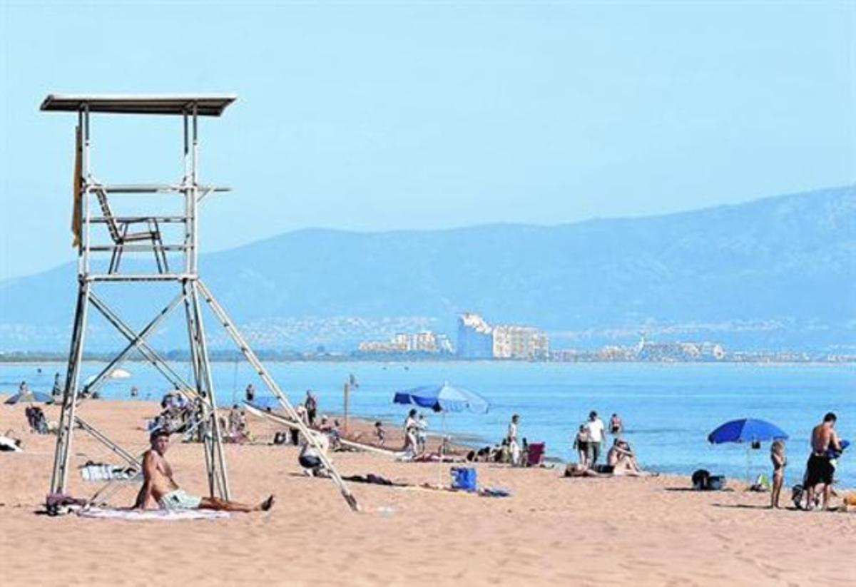 Una platja de Sant Pere Pescador amb la torrede vigilància buida, ahir. Una platja de Sant Pere Pescador amb la torrede vigilància buida, ahir.