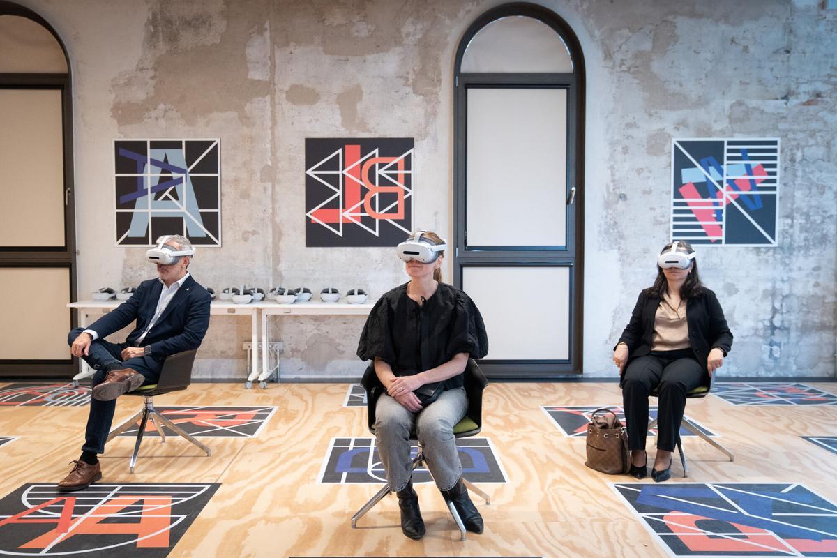 El alcalde de Barcelona, Jaume Collboni, usa unas gafas de realidad aumentada durante la inauguración del nuevo equipamiento de las industrias creativas Barcelona XRLab, a 22 de mayo de 2025, en Barcelona, Catalunya (España).