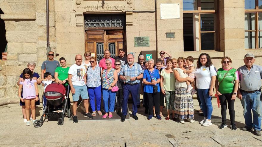 Concentración del movimiento «Yo paro por mi pueblo» en Fermoselle. con el alcalde José Manuel Pilo en el centro. | Cedida