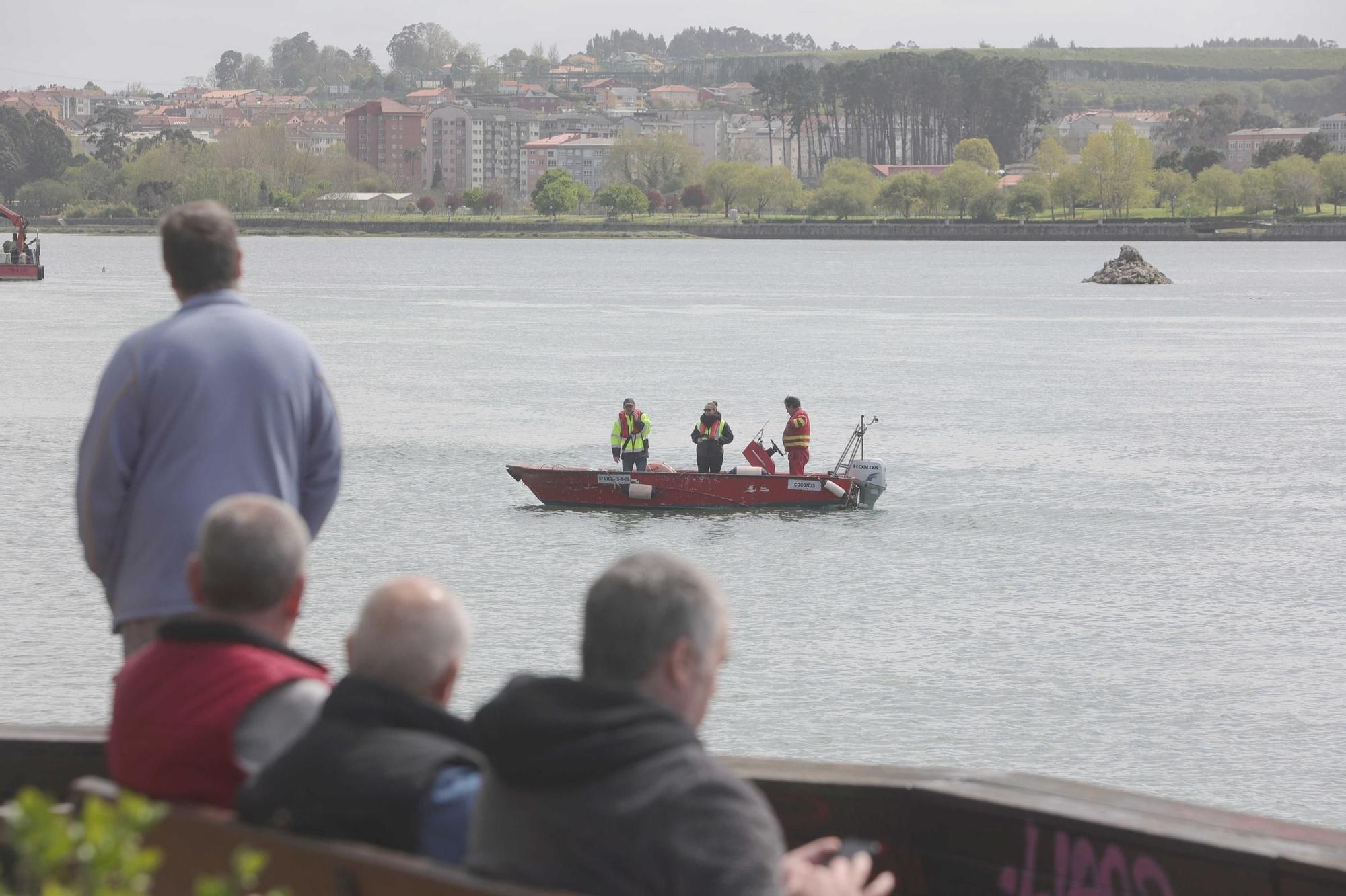 Comienzan los ensayos para la siembra en la ría de O Burgo que rechazan los mariscadores