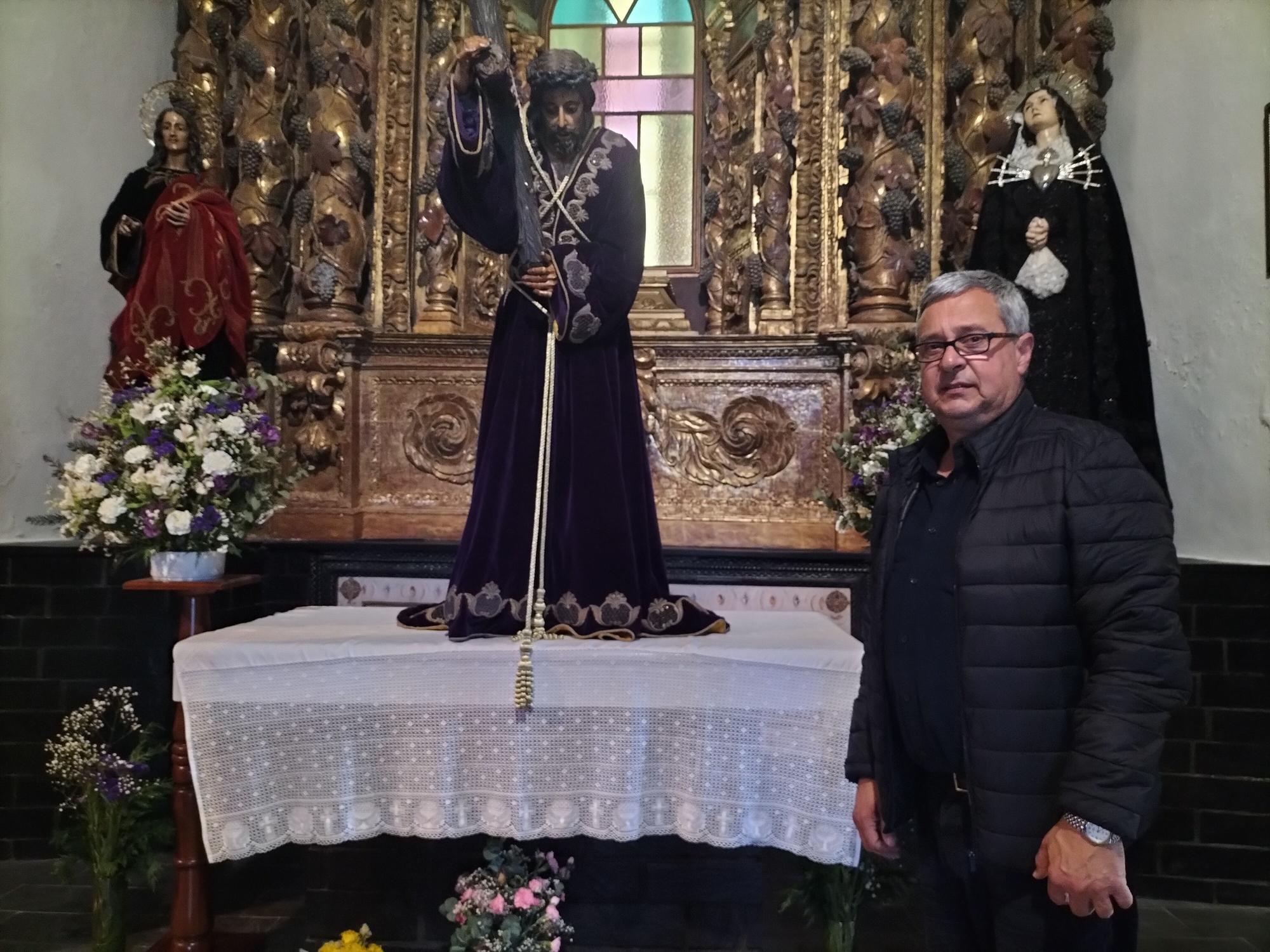Estos son los preparativos de la Semana Santa de Luarca: limpieza de tronos, preparación de túnicas y cambios de atuendo para el Nazareno, San Juan y la Verónica