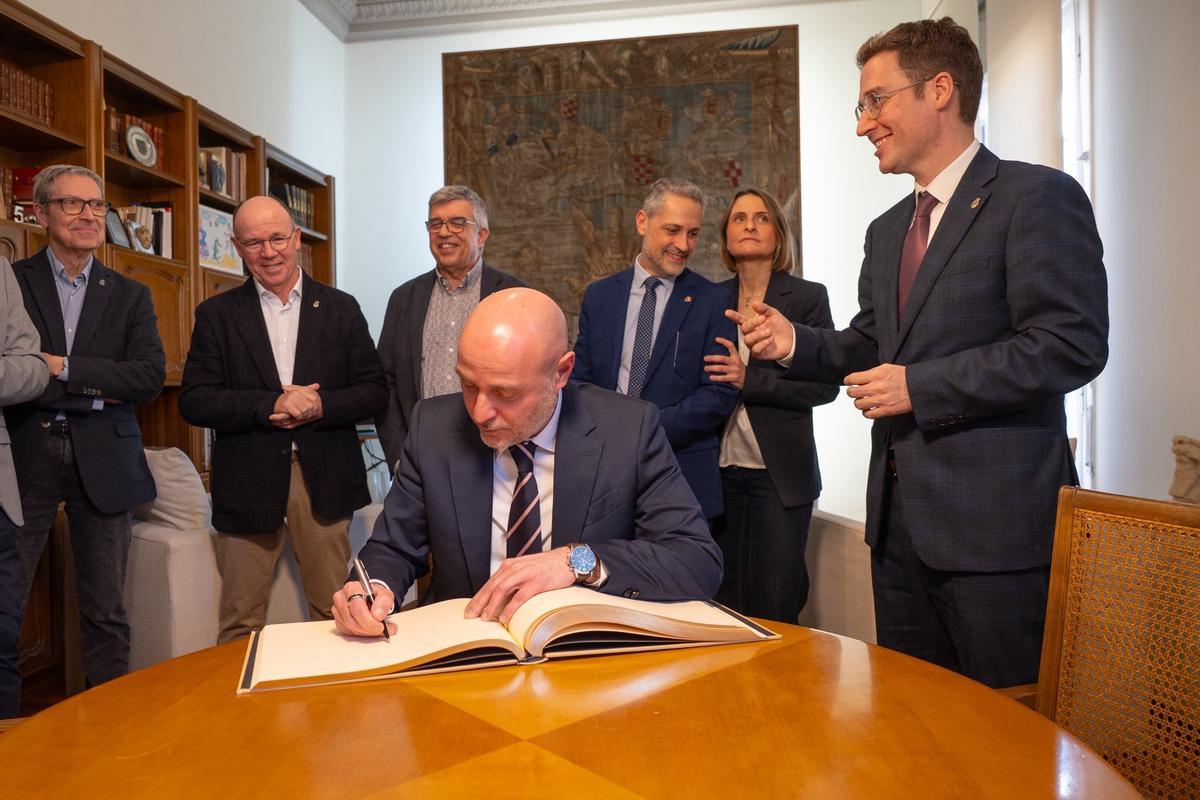 El delegat del Govern, Carlos Prieto, signant el llibre d'honor de l'Ajuntament de Figueres