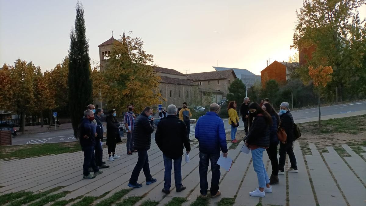 L’equip de treball del pressupost participatiu de Solsona treballant a l&#039;entorn de la Sala Polivalent