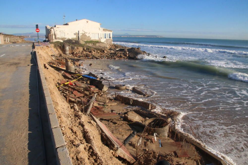 Las casas sufren derrumbes y el mar destruye porches y aceras y abre grandes socavones