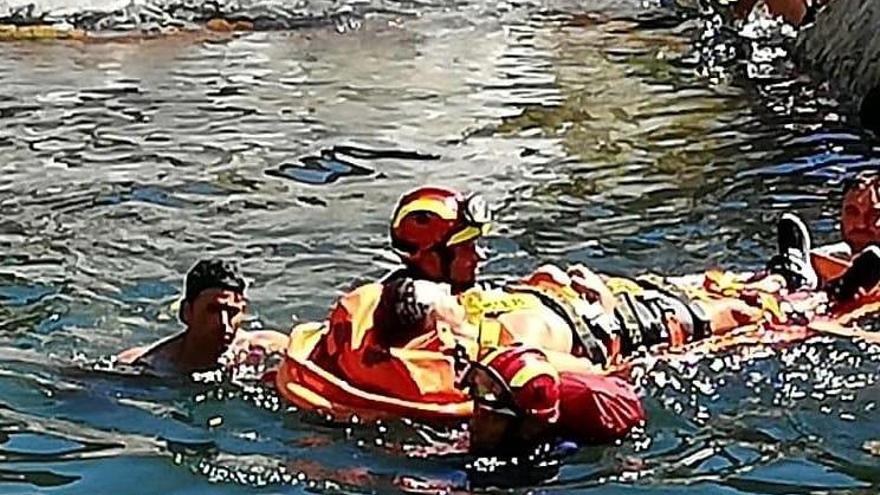 Los bomberos inmovilizaron al joven en el agua y lo sacaron en una camilla.