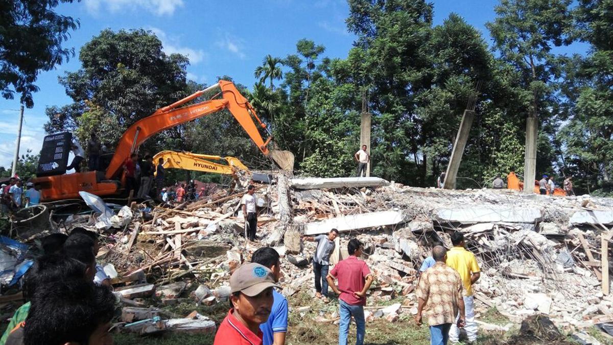 Los equipos de rescate buscan supervivientes bajo las ruinas, en Pidie  Jaya, en la provincia de Aceh.