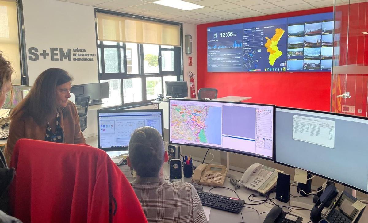 Una técnico de Emergencias visualiza en la pantalla los datos de las alertas del 112.
