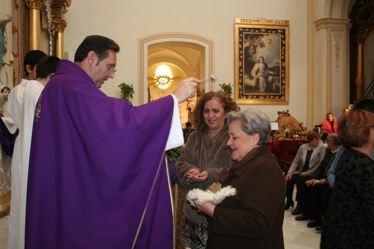 Una lorquina con el Niño Jesús de su Belén para que fuera bendecido.