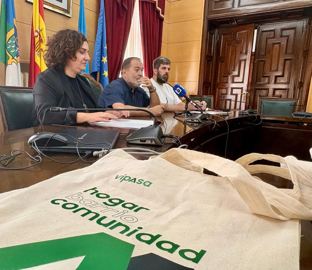 Marta Pulgar, Roberto García y David Fernández, durante el acto de entrega de 11 viviendas públicas de alquiler asequible en Langreo.