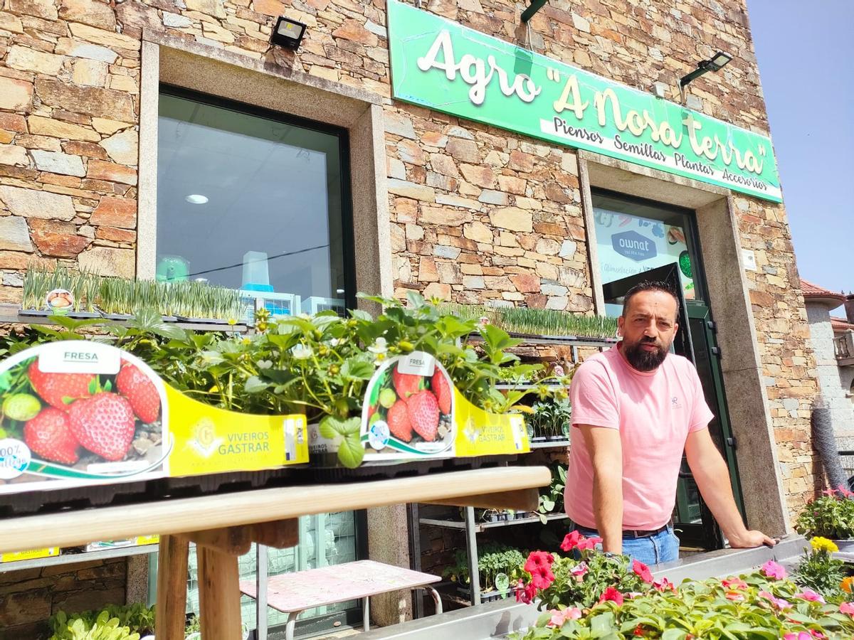 Diego Refojos, en su tienda de Lavacolla