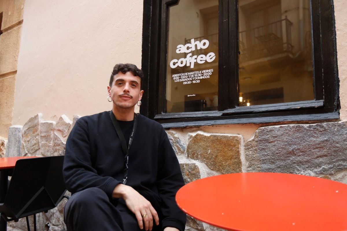 José Manuel, a las puertas de su Acho Coffee.