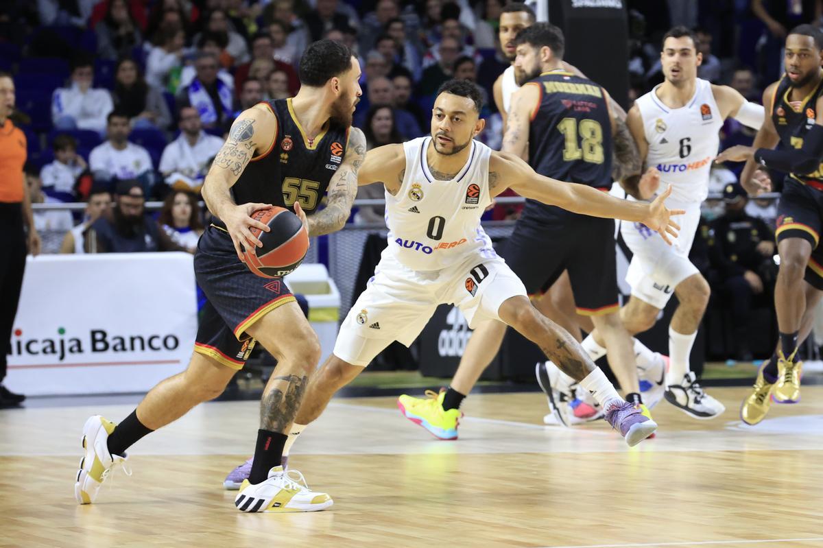 El base de AS Mónaco Mike James (i) intenta superar a Nigel Williams-Goss.