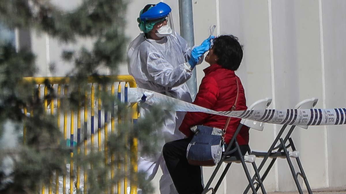 Illa resalta que los test rápidos han sido devueltos por no cumplir con los requisitos de calidad. En la foto, una sanitaria realiza un test rápido en Madrid.