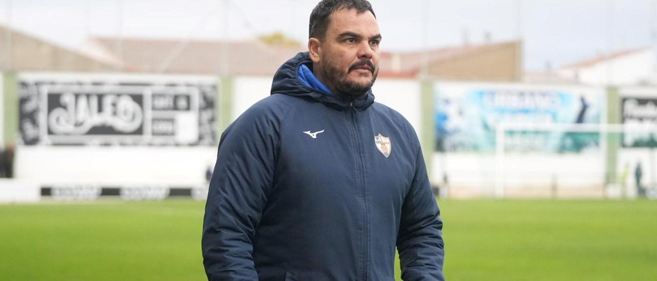 Antonio Jesús Cobos, técnico del CD Pozoblanco, durante un encuentro de esta temporada en el Municipal.