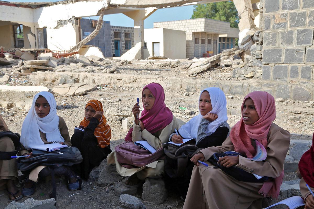 Cientos de niños de la provincia de Hodeida, en Yemen, han retomado el curso escolar en su país haciendo clases al aire libre, al encontrarse las escuelas prácticamente destruidas por la guerra.