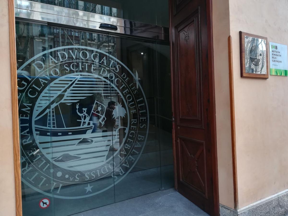 Entrada de la sede del Colegio de Abogados de Baleares (Icaib) en Palma.