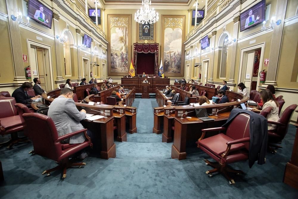 Pleno en el Parlamento de Canarias